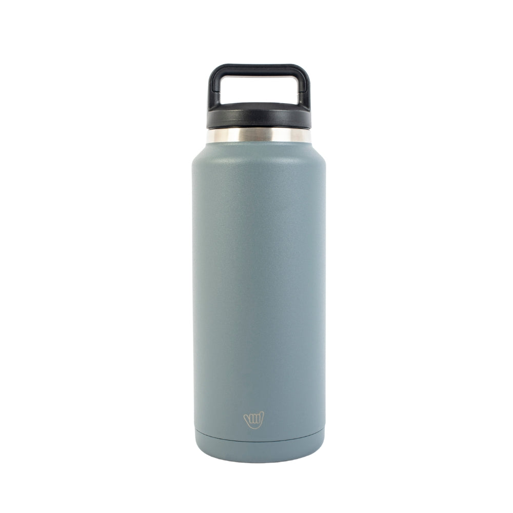 Botella térmica de acero inoxidable 1064 ml con tapa ancha para introducir hielos con facilidad. Mantiene la temperatura de tus líquidos por muchas horas.