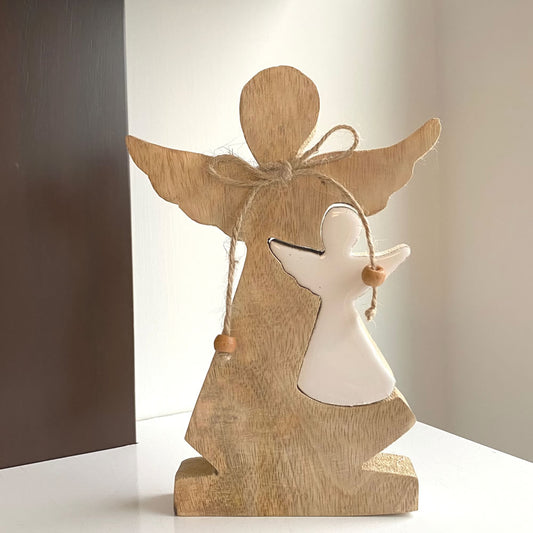Angelito de madera artesanal, ideal para primeras comuniones y confirmaciones, hecho a mano en madera y cerámica, disponible en tamaño pequeño y grande.