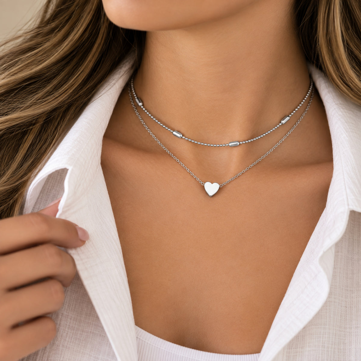 Choker corazón plateado usado con blusa blanca
