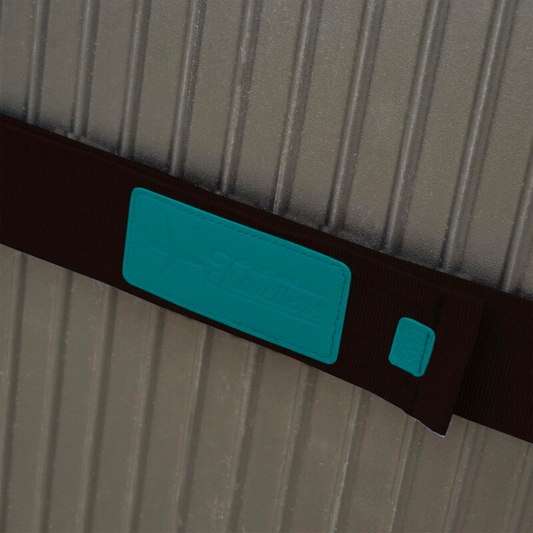 Correa para maleta LEGAMI con cierre de velcro en colores verde, magenta y marrón, ajustable y resistente para asegurar el equipaje.