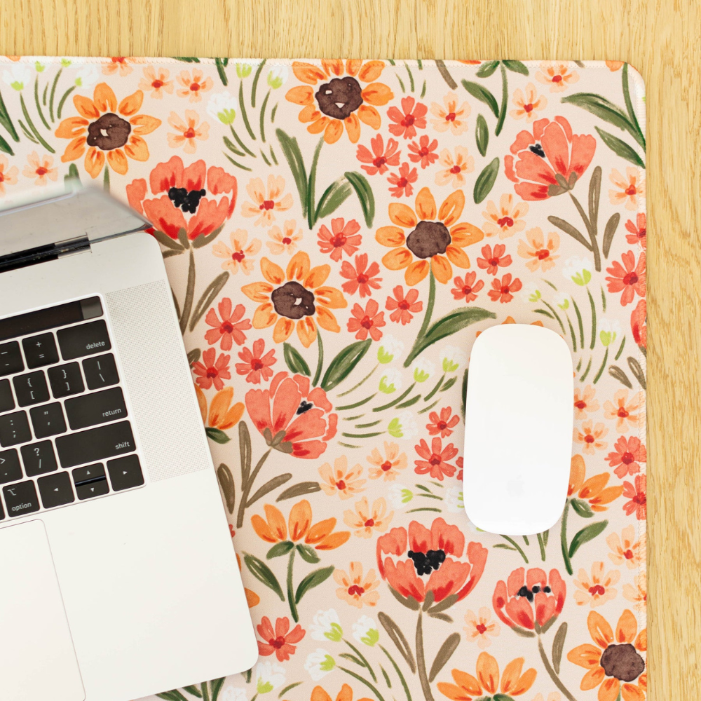 Desk Pad Flores para escritorio, antideslizante, de baja fricción, con diseño floral vibrante y lavable. Ideal para proteger y organizar tu espacio de trabajo.