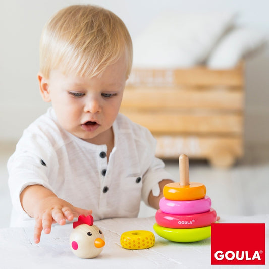 Gallinita apilable de madera para bebés desde 18 meses, marca Goula. Incluye base y aros de colores para apilar, ideal para desarrollar motricidad fina y percepción visual.
