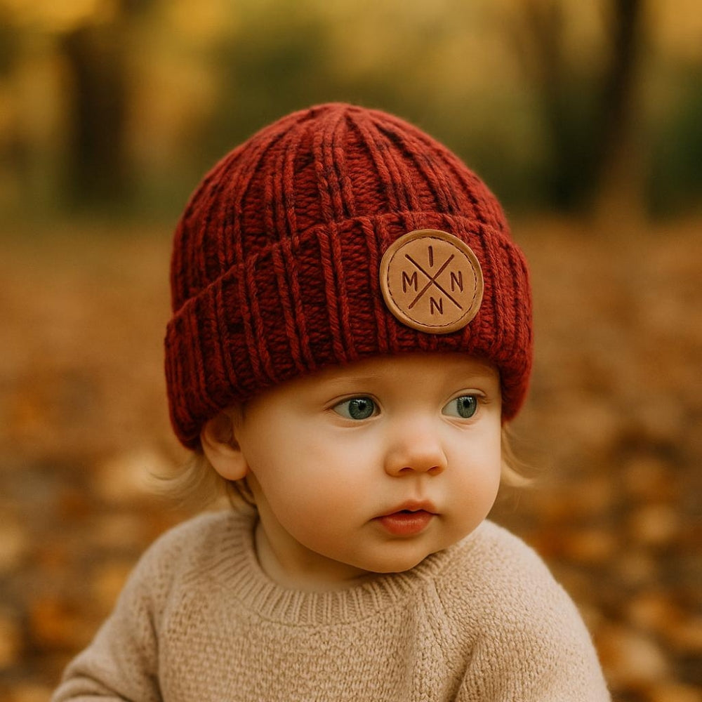 Gorra roja de algodón para bebé y niño, beanie cálido con parche de cuero, ideal para días fríos.