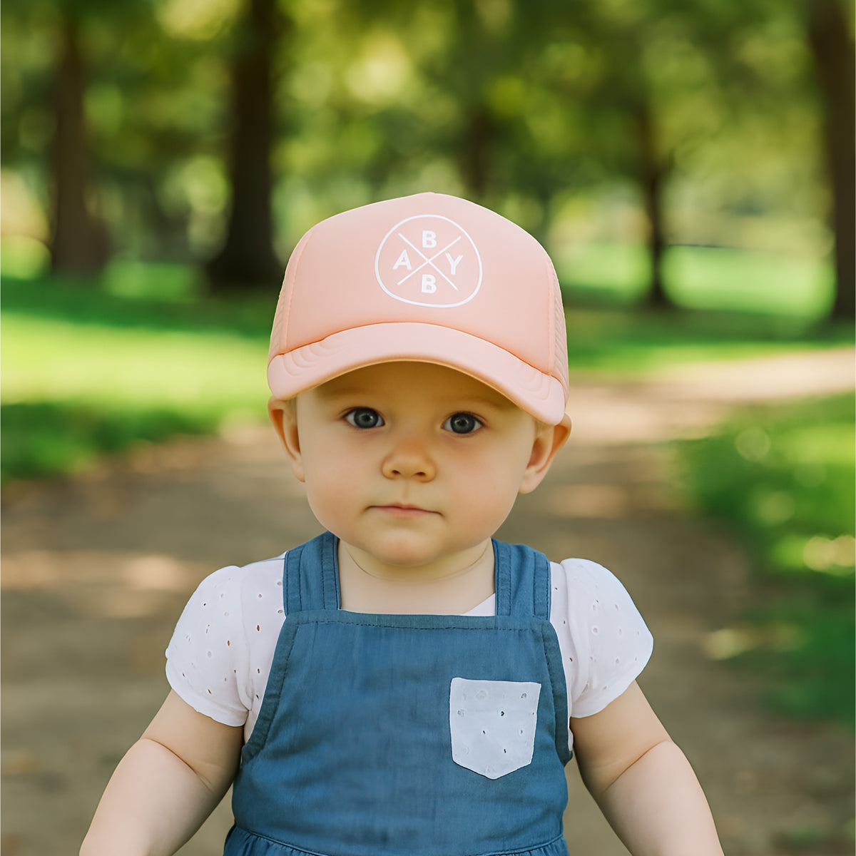 Gorra melón para bebé con correa ajustable y parte trasera de malla.