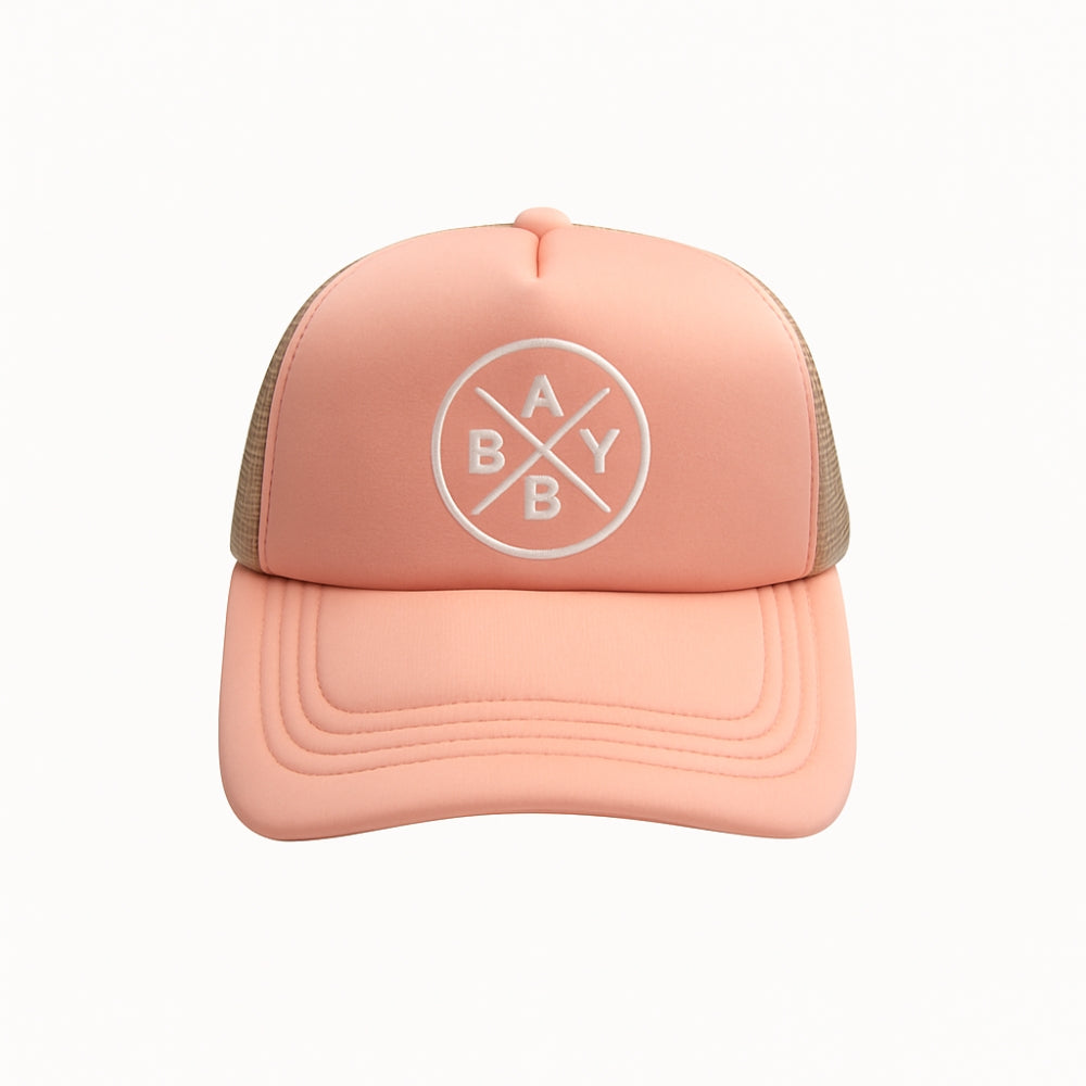 Gorra para bebé fabricada en poliéster y malla ajustable.