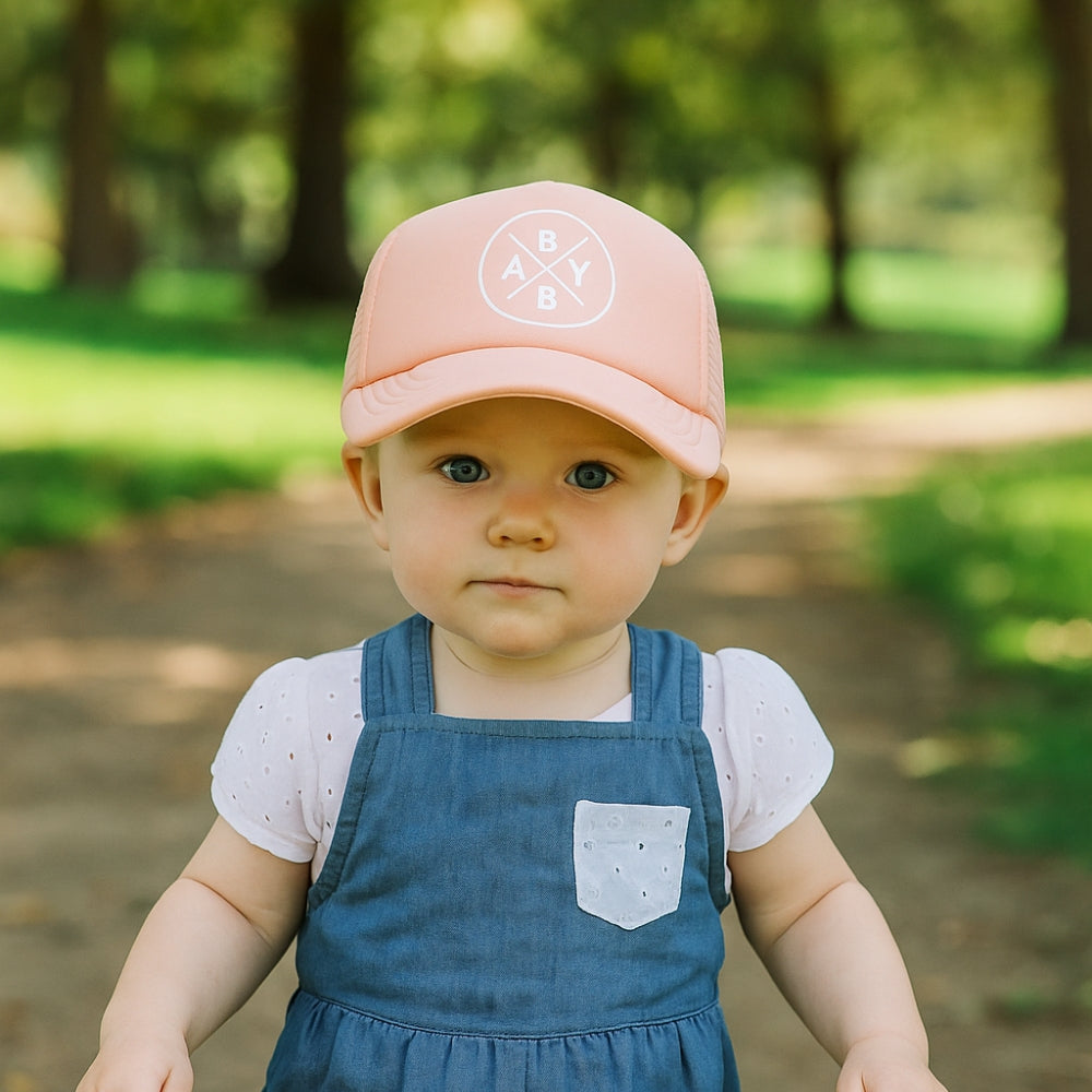 Gorra para bebé fabricada en poliéster y malla ajustable.