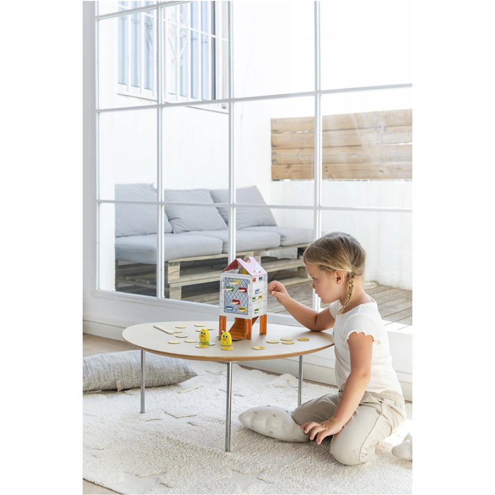 Juego de mesa Happy Chickens de Goula para niños desde 3 años. Incluye gallinas y nidos para clasificar por colores, ideal para desarrollar coordinación, atención y juego en familia.