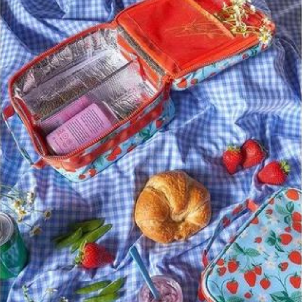 Lonchera térmica Strawberry Fields con diseño de fresas, forro aislante y divisor removible para alimentos frescos y organizados.