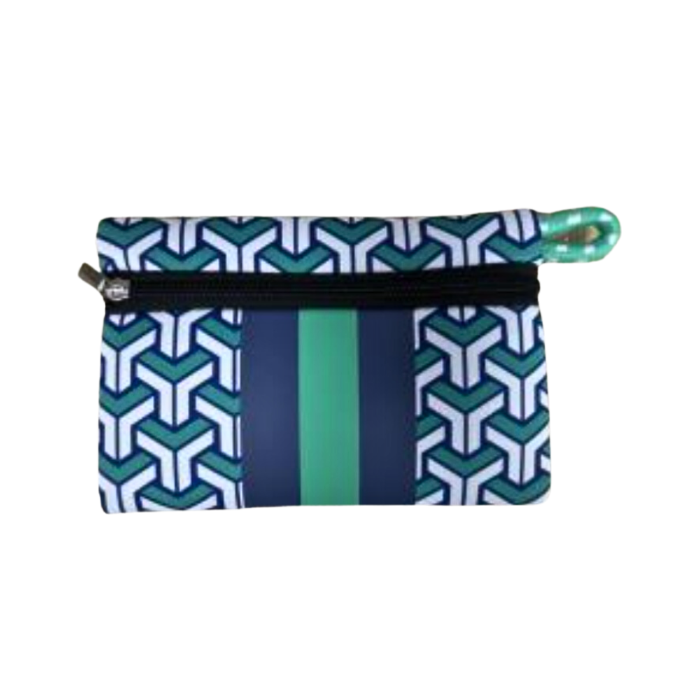 Estuche de neopreno azul con verde, práctico y liviano, ideal como cartuchera o para cosméticos y accesorios personales. Perfecto para el trabajo, universidad, gimnasio o playa.