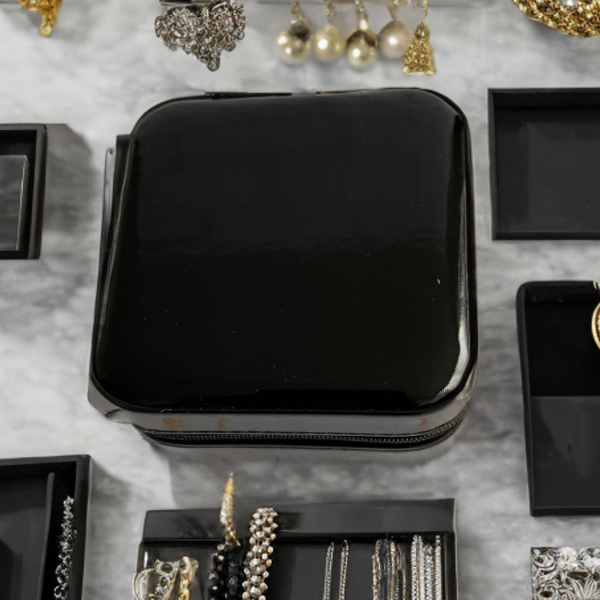 Organizador de joyas color negro, compacto y elegante, ideal para guardar tus accesorios con estilo y protección.