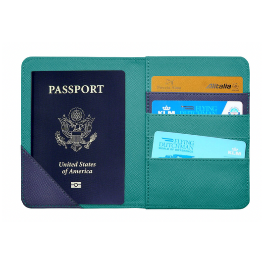 Porta documentos Legami color turquesa con elástico y protección RFID, ideal para viajes seguros y organizados.