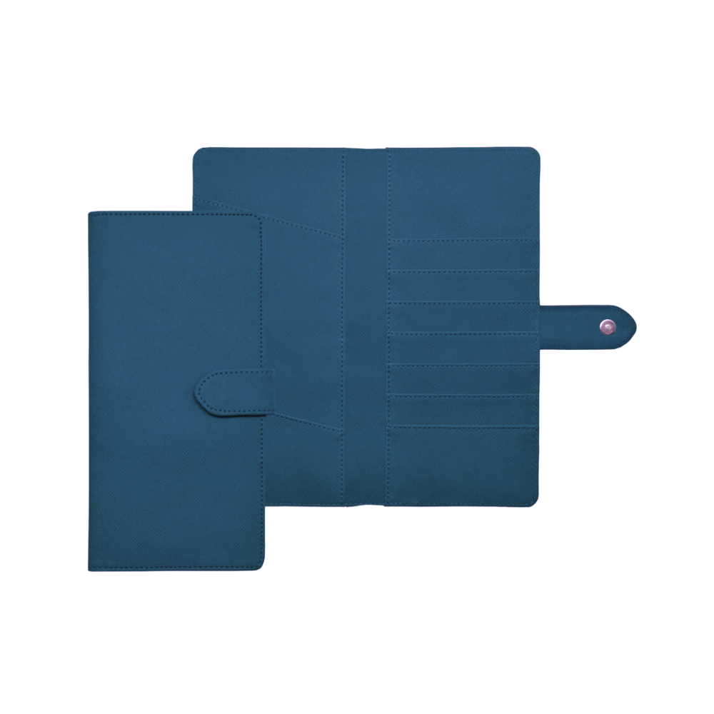 Porta documentos de viaje Legami azul petróleo con cierre magnético y protección RFID, ideal para pasaporte, tarjetas y boletos.