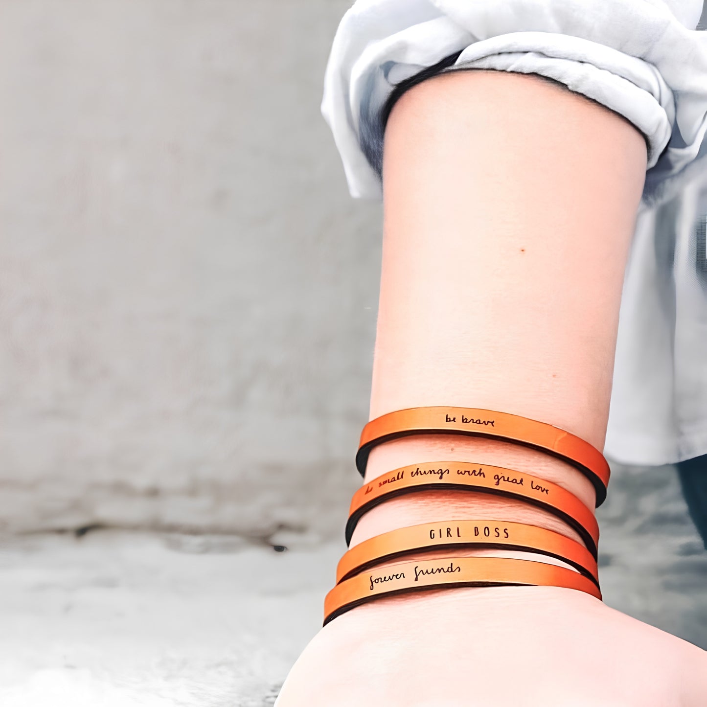 Pulsera de cuero ajustable con mensaje inspirador.