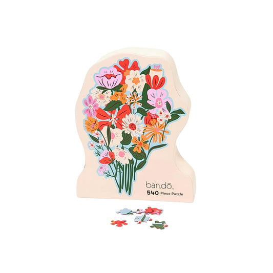 Rompecabezas Floral en forma de ramo, 540 piezas y dimensiones de 50.8 x 66 cm, ideal para relajarse o regalar.