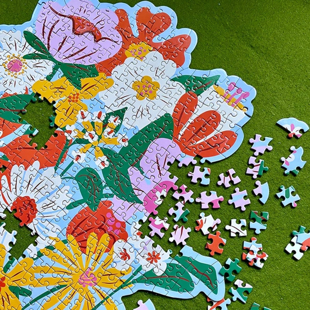 Rompecabezas Floral en forma de ramo, 540 piezas y dimensiones de 50.8 x 66 cm, ideal para relajarse o regalar.
