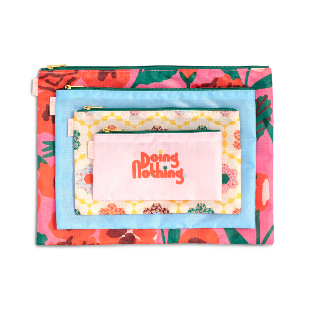 Set de Estuches Las Flores: 4 bolsas de nylon con cierres seguros, clip y diseño floral, perfectas para organizar tu equipaje y pertenencias.