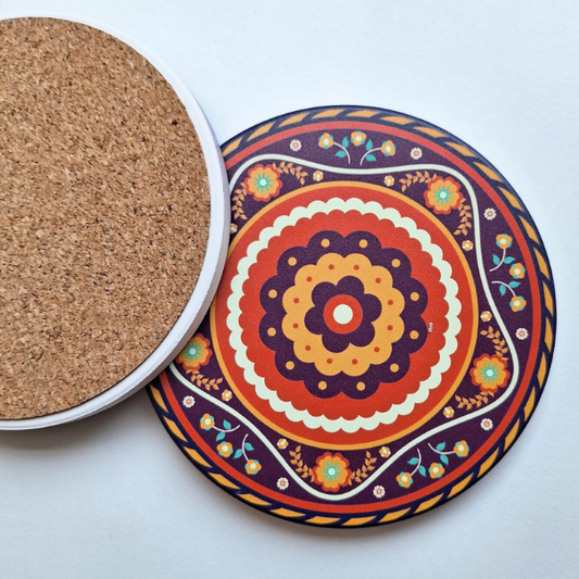 Set de 4 posavasos de cerámica color vino con base de corcho, resistentes al calor y al frío, ideales para proteger tus muebles de manchas y anillos de condensación.