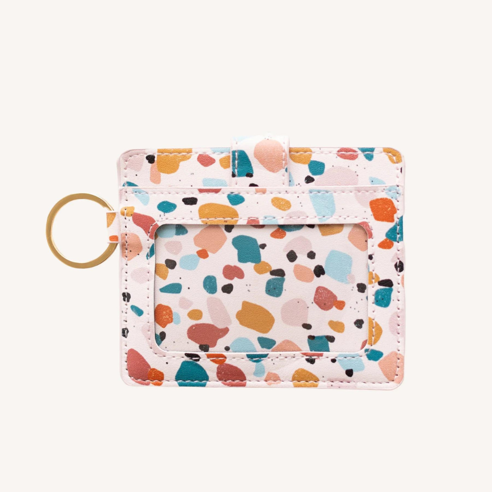 Billetera compacta Terrazzo, tarjetero con cierre a presión, bolsillo transparente para ID, y o-ring para llavero. Diseño minimalista y funcional.