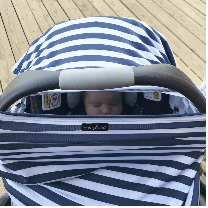 Cobertor para coche de bebé con UPF 50+ y estampado Love, gris, hojas verdes, o rayas azules, diseñado para protección solar, ventilación y comodidad.