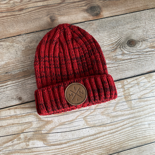 Gorra roja de algodón para bebé y niño, beanie cálido con parche de cuero, ideal para días fríos.