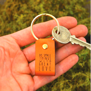 Llavero de cuero con mensaje “Do small things with great love”, elegante y resistente, ideal como regalo con significado.