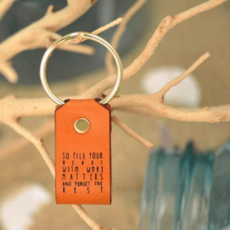 Llavero de cuero con la frase “So fill your heart with what matters”. Un accesorio con mensaje poderoso y diseño elegante, ideal para regalar con intención.