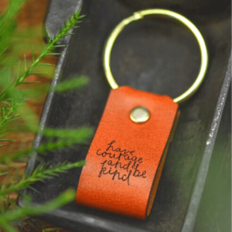 Llavero de cuero con la frase “Have courage and be kind”, ideal como regalo con mensaje inspirador y diseño elegante.
