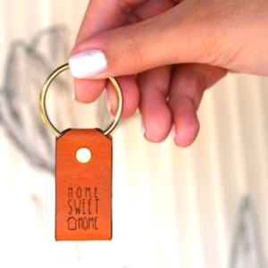 Llavero de cuero con la frase “Home sweet home”, ideal como regalo para nuevos hogares o para llevar un toque especial contigo siempre.