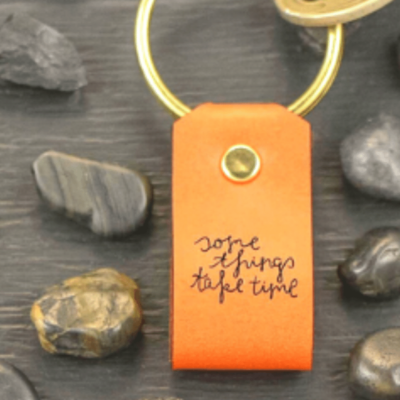 Llavero de cuero con la frase “Some things take time”, ideal como recordatorio de paciencia y perseverancia. Un detalle elegante y con significado.