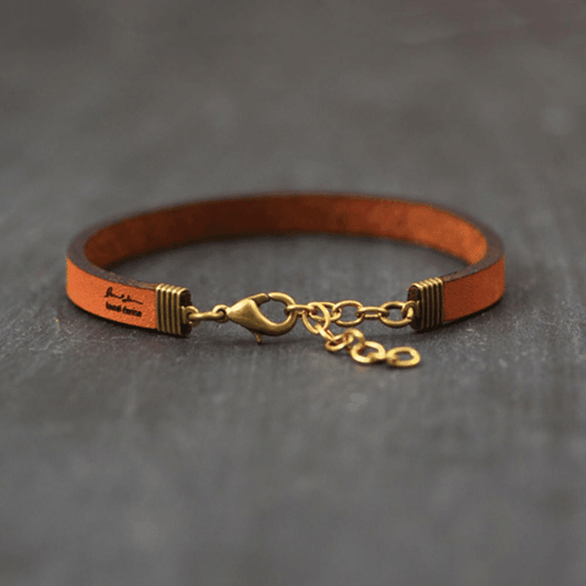 Pulsera de cuero con mensaje inspirador ajustable, hecha a mano con detalles grabados, regalo único y significativo.