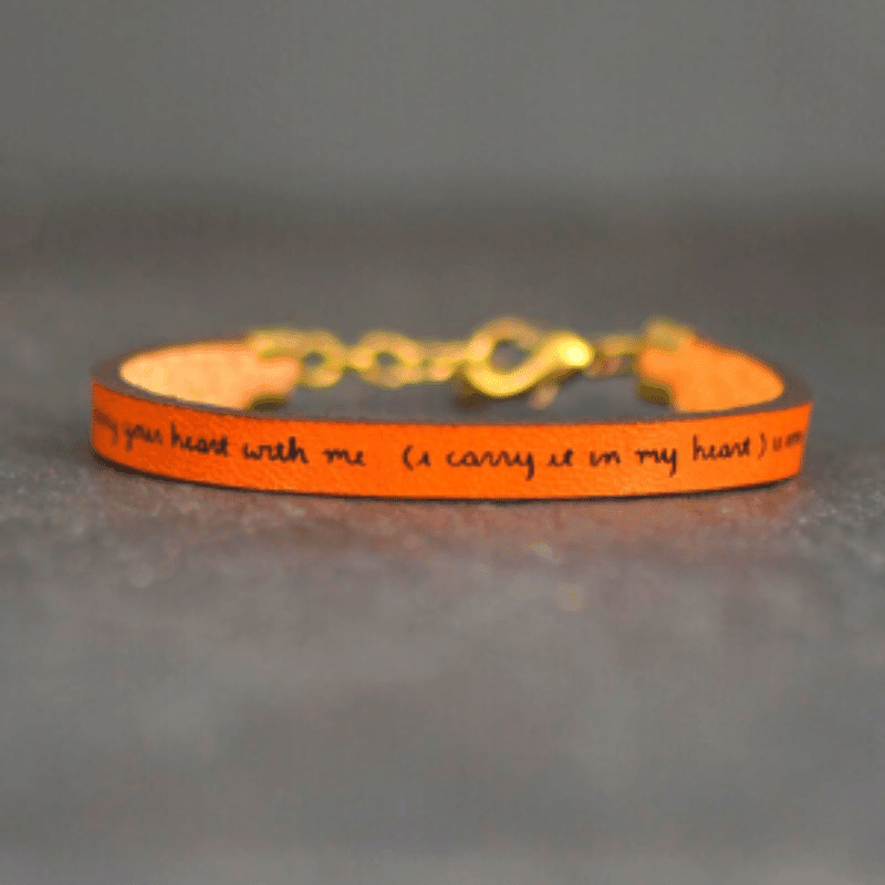 Pulsera de cuero con mensaje inspirador ajustable, hecha a mano con detalles grabados, regalo único y significativo.