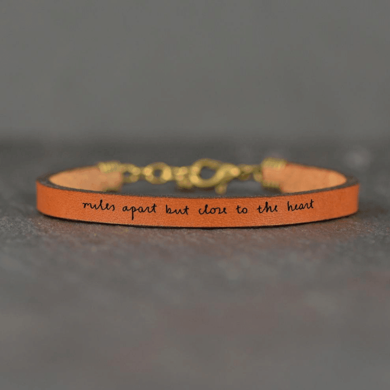Pulsera de cuero con mensaje inspirador ajustable, hecha a mano con detalles grabados, regalo único y significativo.