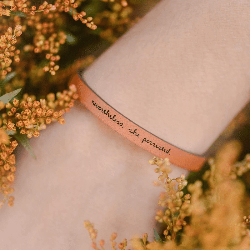 Pulsera de cuero con mensaje inspirador ajustable, hecha a mano con detalles grabados, regalo único y significativo.
