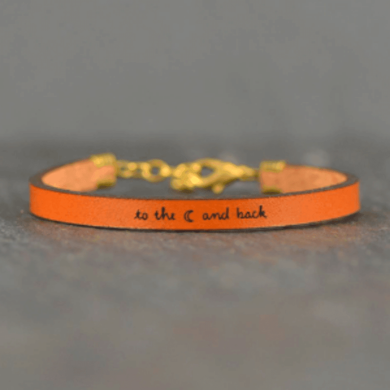 Pulsera de cuero con mensaje inspirador ajustable, hecha a mano con detalles grabados, regalo único y significativo.