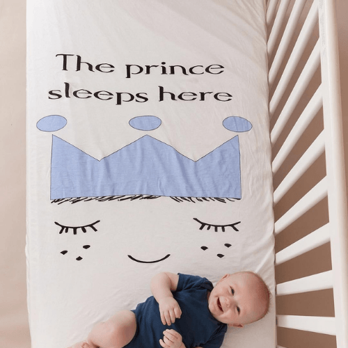 Sábana para cuna 2 en 1 con forro impermeable y tejido transpirable, perfecta para colchones de cuna. Incluye empaque de regalo ideal para recién nacidos.