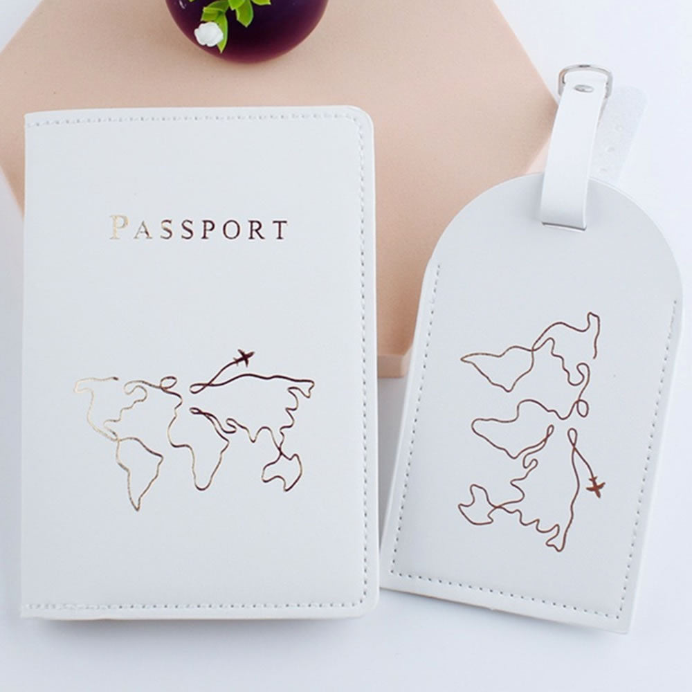 Set de viaje en cuero vegano color blanco, con funda para pasaporte y tag para maleta a juego