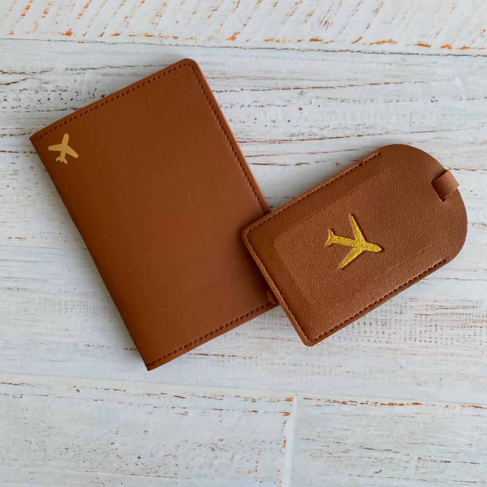Set de viaje en cuero vegano color camel, con funda para pasaporte y tag para maleta a juego