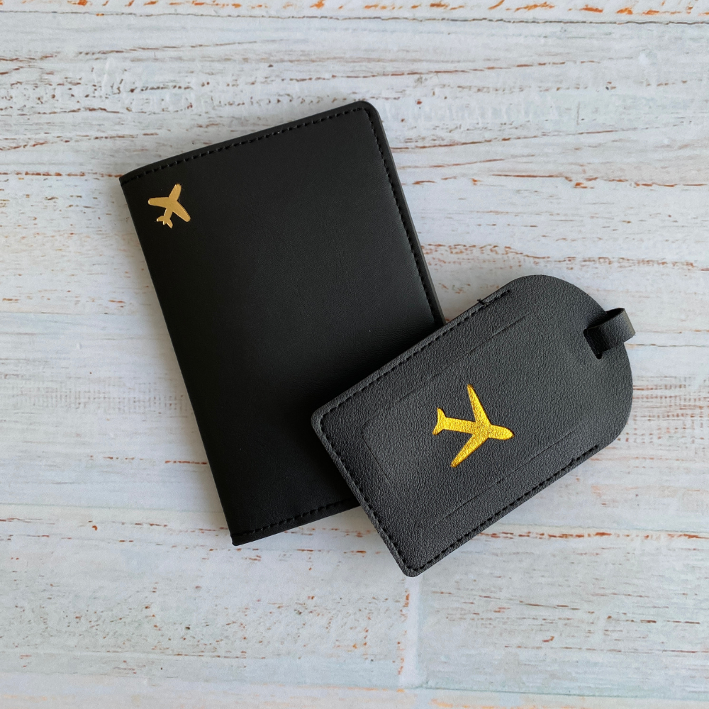Set de viaje en cuero vegano color negro, con funda para pasaporte y tag para maleta a juego