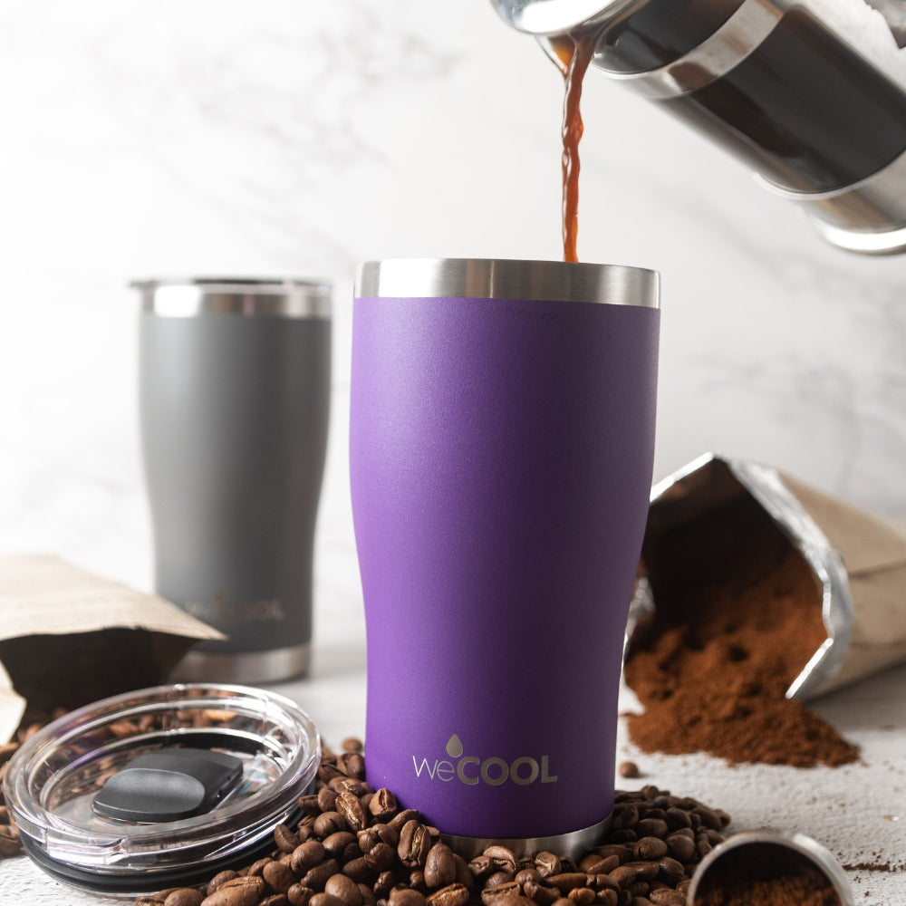 Vaso térmico de acero inoxidable de 590 ml con tapa magnética. Ideal para café, té o bebidas frías.
