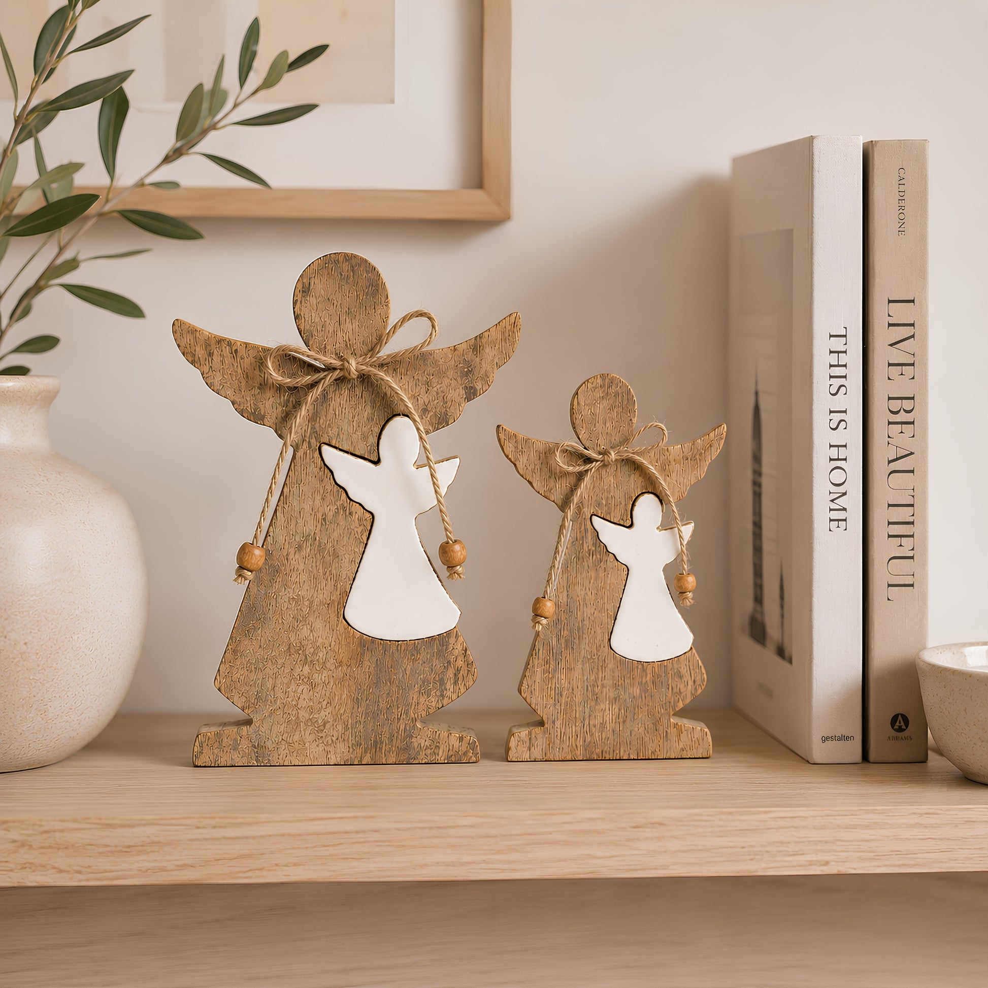Angelito de madera hecho a mano en madera y cerámica, disponible en dos tamaños.