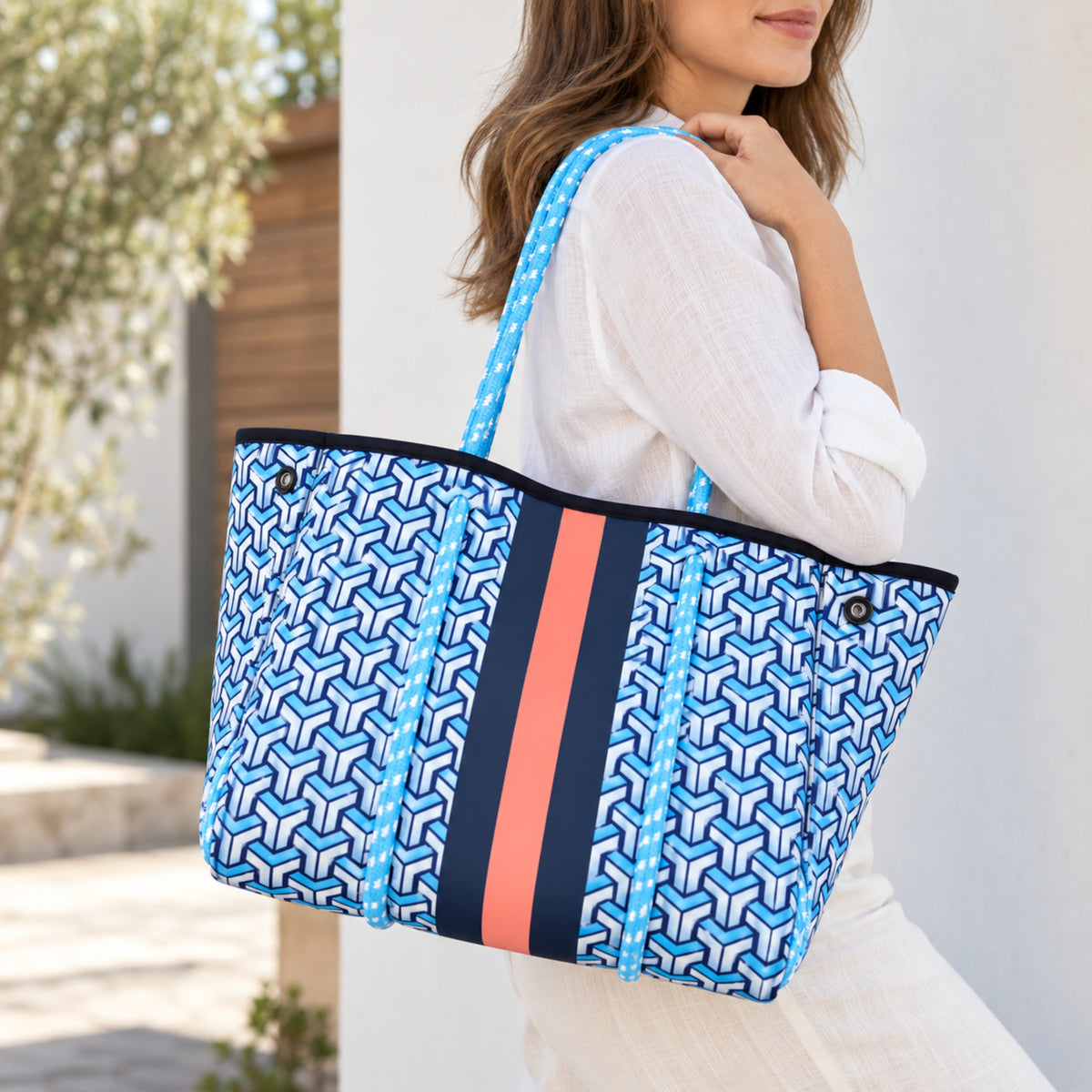 Bolso de neopreno azul con diseño geométrico y neceser incluido