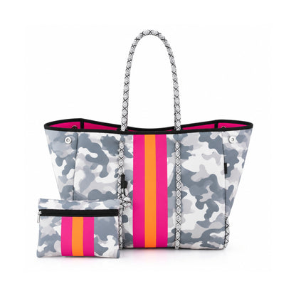 Bolso de neopreno camuflaje gris y blanco con detalles fucsia y naranja, asas estampadas y neceser a juego.