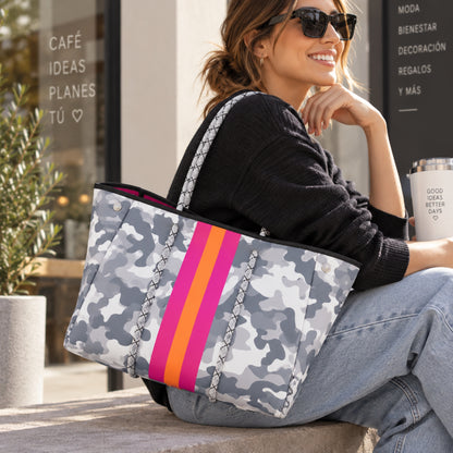 Bolso de neopreno camuflaje gris y blanco con detalles fucsia y naranja, asas estampadas y neceser a juego.