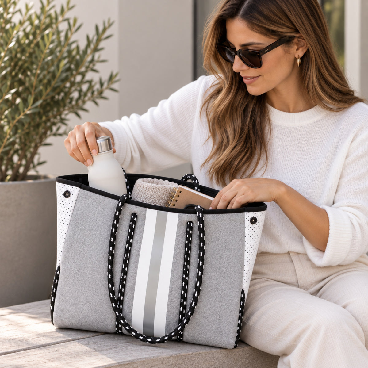 Bolso de neopreno gris con blanco y neceser incluido