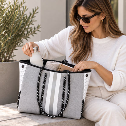 Bolso de neopreno gris con blanco y neceser incluido