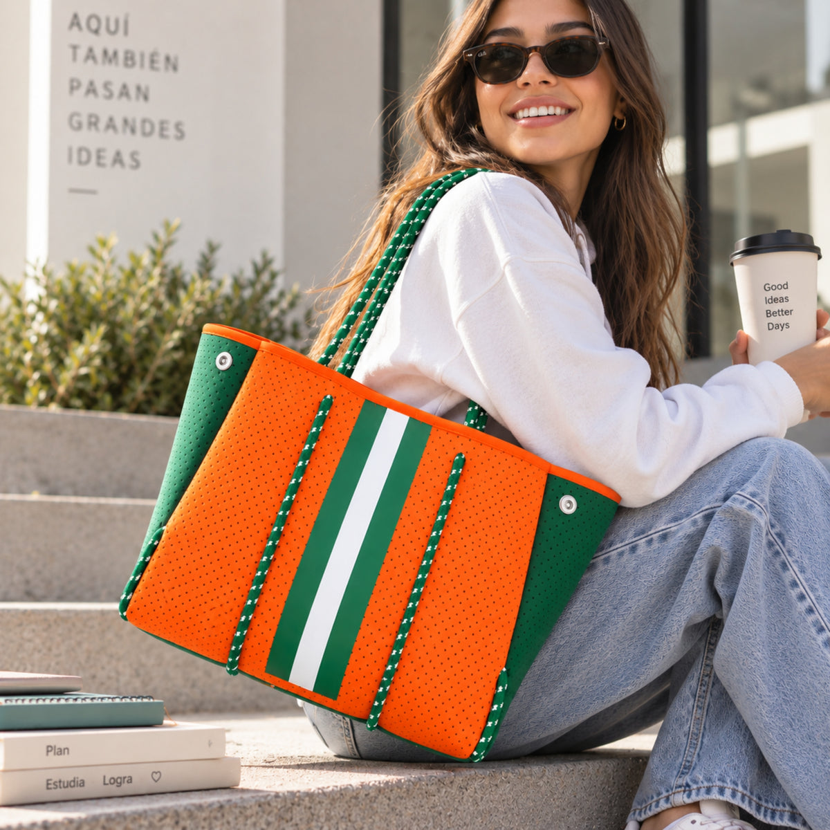 Bolso de neopreno naranja con verde y neceser incluido.