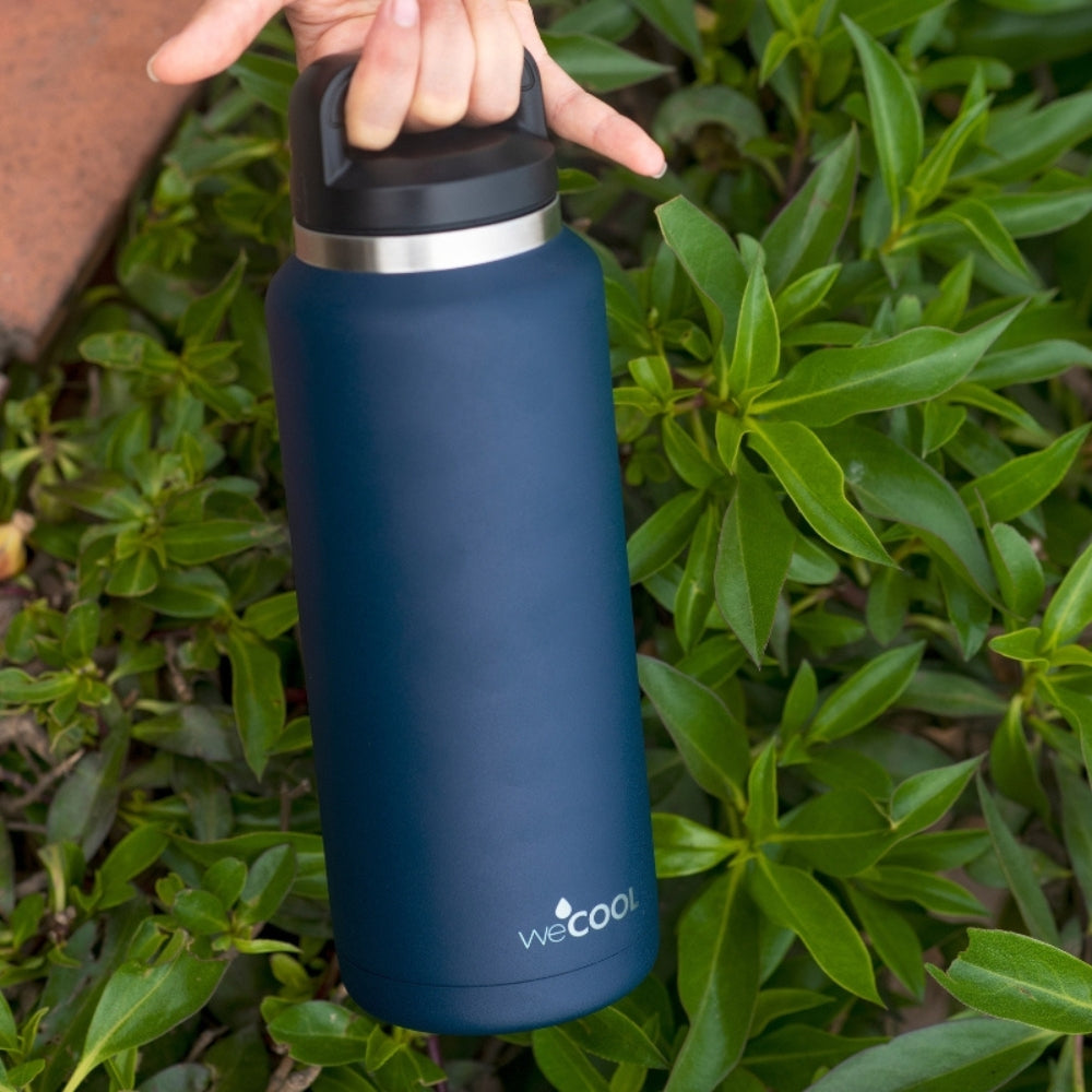 Botella térmica de acero inoxidable 1064 ml con tapa ancha para introducir hielos con facilidad. Mantiene la temperatura de tus líquidos por muchas horas.