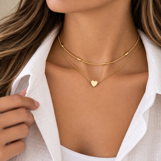 Choker corazón dorado usado con blusa blanca