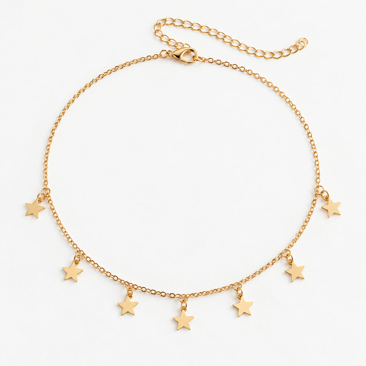 Choker de estrellas dorado con cadena y dijes de estrellas.
