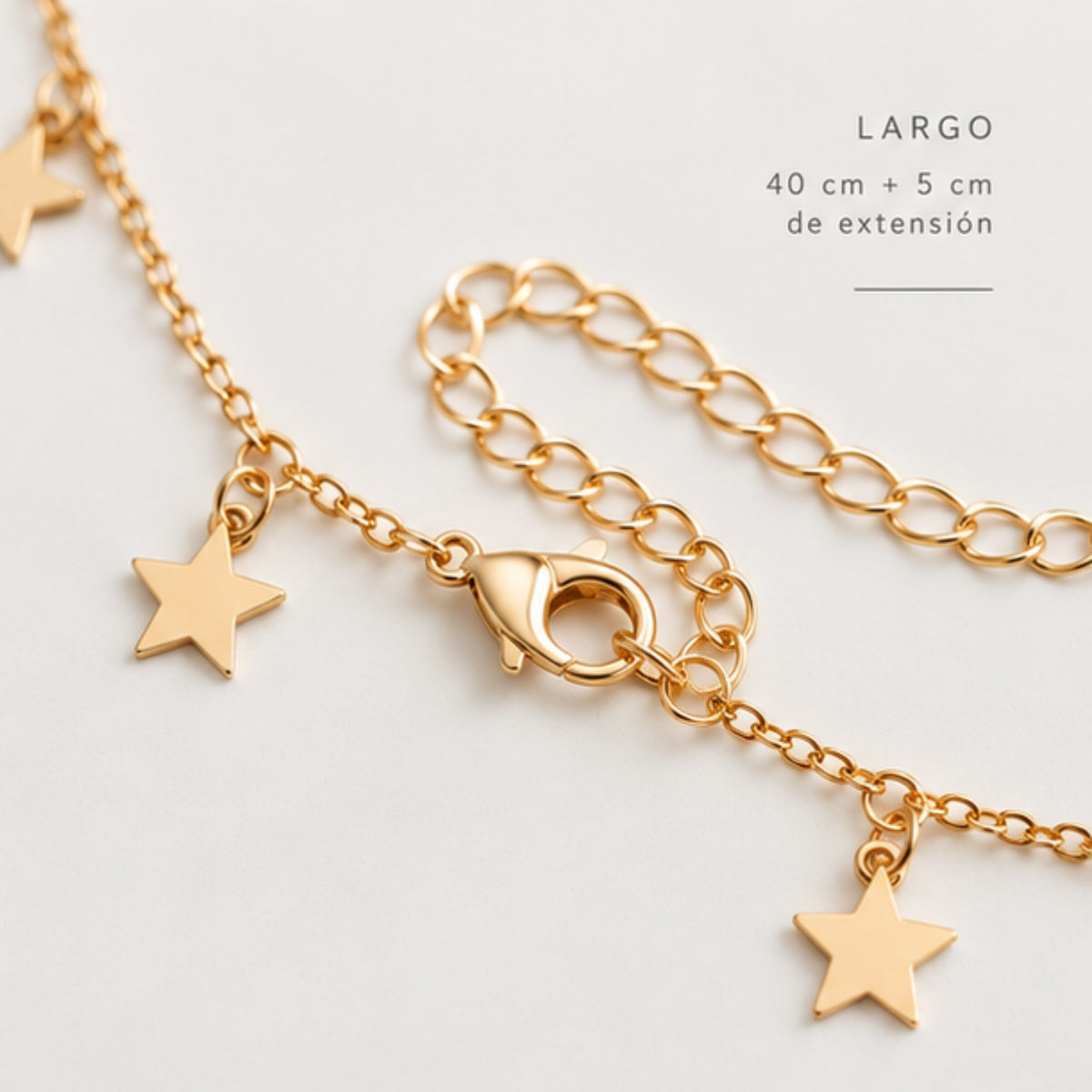 Choker de estrellas dorado con cadena y dijes de estrellas.